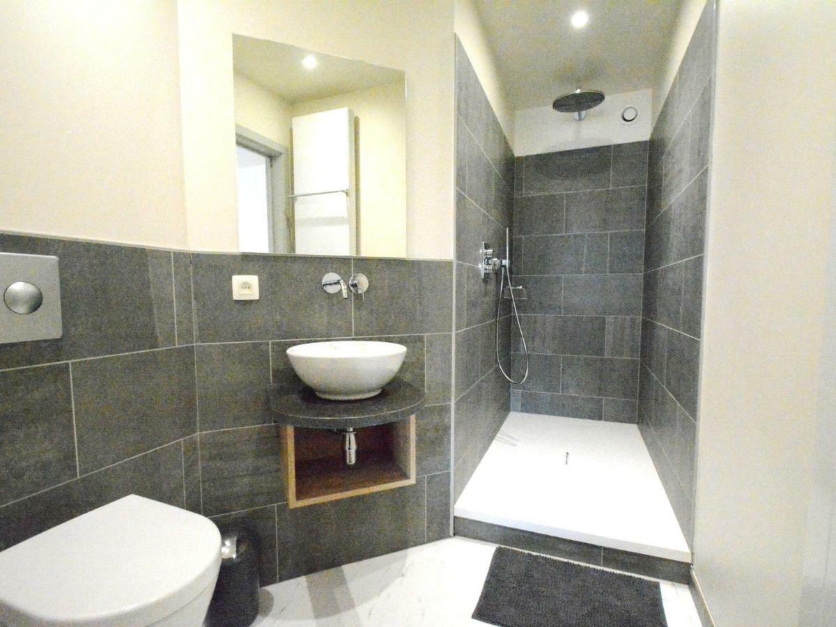 Вилла Large Townhouse With Pool Table Бульон Экстерьер фото